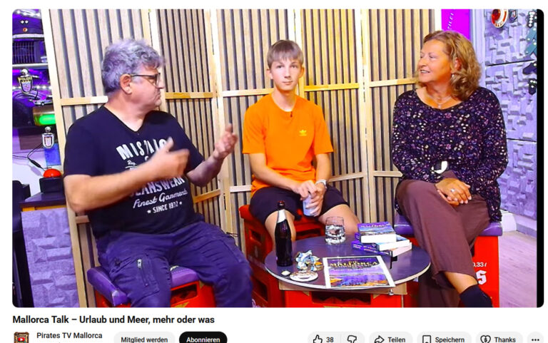 Host Michael, ein männlicher Teenager und Cara Maria Cardenes im Gespräch